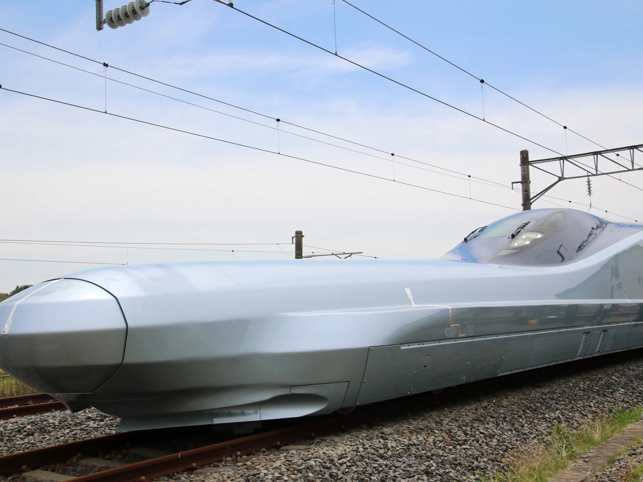 shinkansen train's long, narrow nose inspired by the kingfisher's beak{width=200}